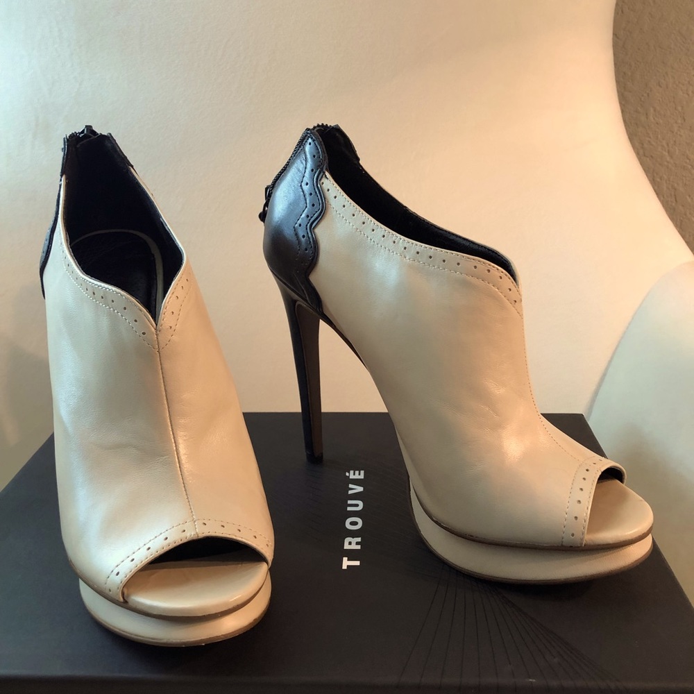 Trouve open toe bootie cream & black sz 7
